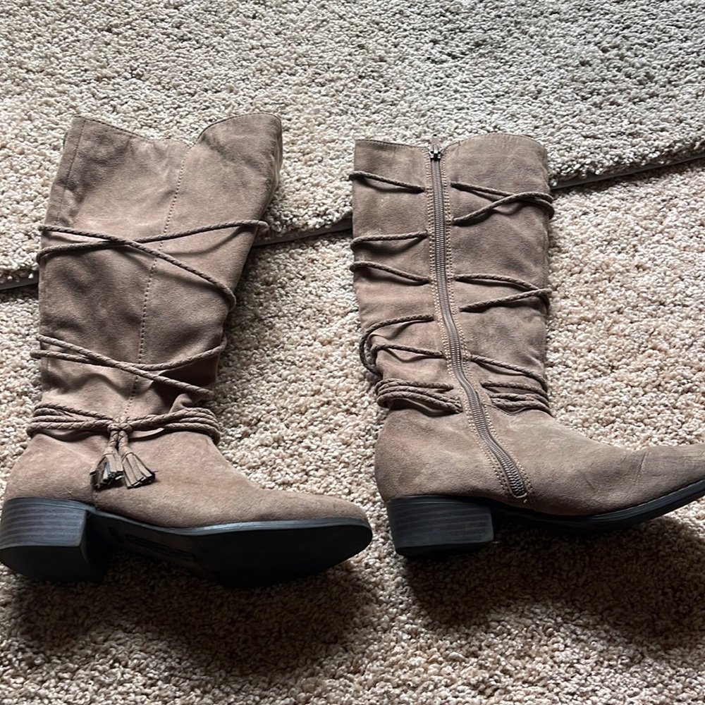 Adorable camel suede girls boots. Great condition Big girl size 3